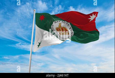 Flagge der Infanterie von Iturbide, Mexiko bei bewölktem Himmel bei Sonnenuntergang, Panoramablick. Mexikanisches Reise- und Patriot-Konzept. Platz für Wide banne kopieren Stockfoto