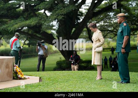 Die Prinzessin Royal beugt ihren Kopf, nachdem sie am Kreuz des Opfers einen Kranz bei einem Besuch des Bomana-Friedhofs in Port Moresby, am zweiten Tag der königlichen Reise nach Papua-Neuguinea im Namen der Königin, anlässlich des Platin-Jubiläums, niedergelegt hat. Bilddatum: Dienstag, 12. April 2022. Stockfoto