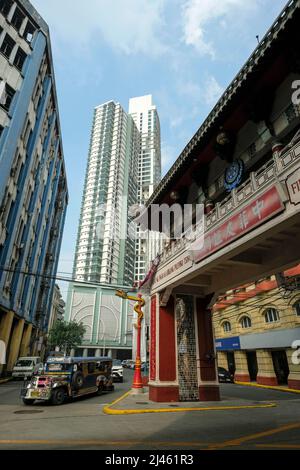 Manila, Philippinen - 2022. März: Manila Chinatown Welcome Arch am 24. März 2022 auf den Philippinen. Es ist der größte Chinatown-Bogen der Welt. Stockfoto