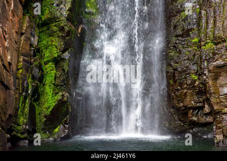 Wunderschöner und paradiesischer Wasserfall von Véu da Noiva (Schleier der Braut) inmitten der moosigen Felsen und Vegetation in Serra do Cipo im Bundesstaat Stockfoto