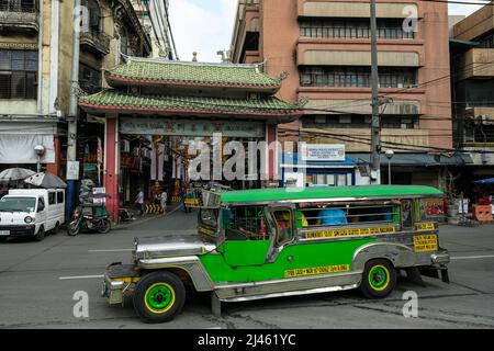 Manila, Philippinen - 2022. März: Manila Chinatown Welcome Arch am 24. März 2022 in Manila, Philippinen. Stockfoto