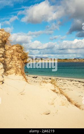 Schöner Blick auf Gurteen Beach, Öffentlicher Strand in Roundstone mit weißem Sandstrand und ruhigem Wasser, Connemara, Co. Galway, Irland Stockfoto