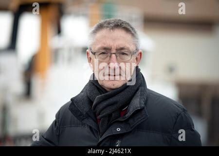 12. April 2022, Niedersachsen, Stade: Manfred Schubert, Mitgesellschafter der Hanseatic Energy Hub GmbH. Bis 2026 soll in Stade ein Importterminal für Flüssiggas (LNG) errichtet werden. Von dort aus werden dann bis zu 13,3 Milliarden Kubikmeter Gas pro Jahr in die Netze eingespeist - rund 15 Prozent des deutschen Gasbedarfs. Das Betreiberkonsortium Hanseatic Energy Hub (HEH) hat die Genehmigungsunterlagen am Montag beim zuständigen Landeshandelsaufsichtsamt in Lüneburg eingereicht und erwartet eine Genehmigung bis März 2023. Der Beginn der Bauarbeiten ist dann geplant. Foto: Sina Schuldt/dpa Stockfoto