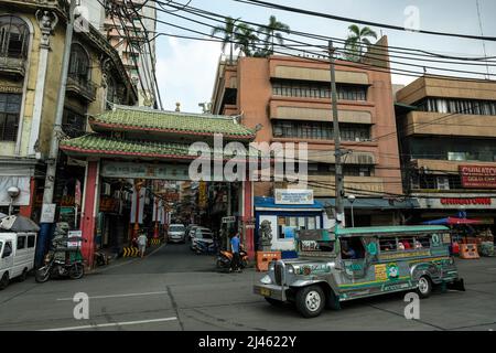 Manila, Philippinen - 2022. März: Manila Chinatown Welcome Arch am 24. März 2022 in Manila, Philippinen. Stockfoto