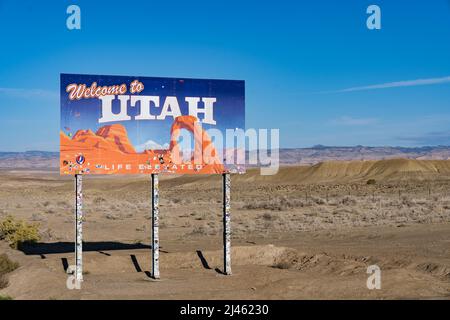 Westwater, UT - 7. Oktober 2021: Willkommen in Utah, Schild entlang der Interstate 70 an der Utah State Border Stockfoto