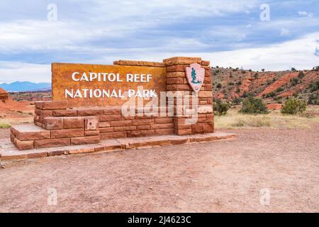 Torrey, UT - 7. Oktober 2021 - Eintrittsschild zum Capitol Reef National Park in Utah Stockfoto