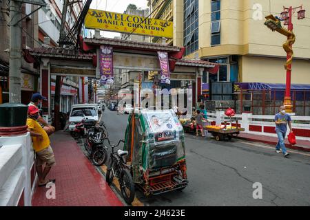 Manila, Philippinen - 2022. März: Manila Chinatown Welcome Arch am 24. März 2022 in Manila, Philippinen. Stockfoto