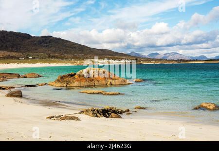 Schöner Blick auf Gurteen Beach, Öffentlicher Strand in Roundstone mit weißem Sandstrand und ruhigem Wasser, Connemara, Co. Galway, Irland Stockfoto