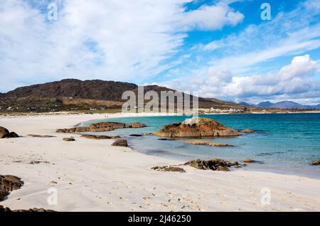 Schöner Blick auf Gurteen Beach, Öffentlicher Strand in Roundstone mit weißem Sandstrand und ruhigem Wasser, Connemara, Co. Galway, Irland Stockfoto