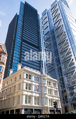 Ein Hochhausturm in Bishopsgate Plaza, der über 150 Bishopsgate-Wohnungen in der City of London ragt England 2022 KATHY DEWITT Stockfoto