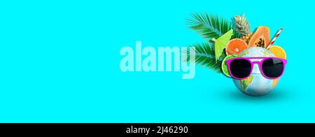 Sommer Früchte und Reise Urlaub Hintergrund. Tropische saftige Früchte, Ananas, Zitrusfrüchte und Palmenzweige mit Erdkugel in Sonnenbrillen auf farbigem Hintergrund. Reisen, Sommer, kreatives Ideenkonzept. Hochwertige Fotos Stockfoto