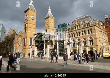 Außenansicht von Reisenden vor der Liverpool Street Station in East London EC2 Post Pandemie Straßen in England Großbritannien Frühjahr 2022 KATHY DEWITT Stockfoto