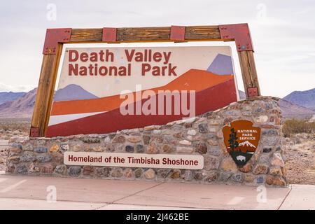 Furnace Creek, CA - 4. März 2022: Eintrittsschild zum Death Valley National Park entlang der California Route 190 Stockfoto