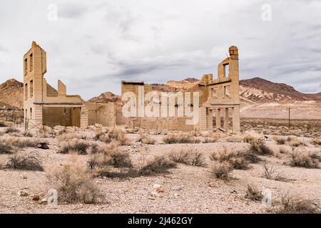 Geisterstadt Ruinen von verlassenen Gebäuden in der alten Boom-Stadt Rhyolite, Nevada Stockfoto