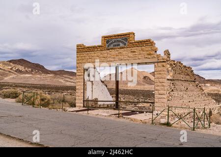 Geisterstadt Ruinen von verlassenen Gebäuden in der alten Boom-Stadt Rhyolite, Nevada Stockfoto