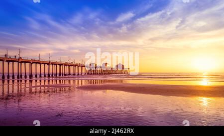 Der huntington Beach Pier bei Sonnenuntergang, kalifornien Stockfoto