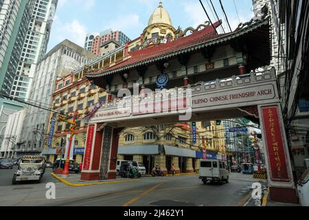 Manila, Philippinen - 2022. März: Manila Chinatown Welcome Arch am 24. März 2022 auf den Philippinen. Es ist der größte Chinatown-Bogen der Welt. Stockfoto