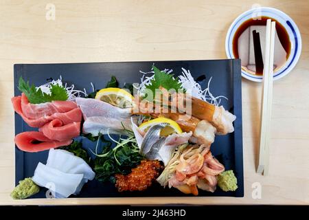 Japan. Tokio. Ein Teller Sashimi bereit zum probieren Stockfoto