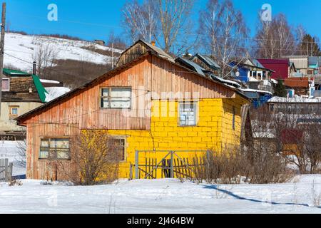 Kemerowo, Russland - März 13 2022: Kleine Landhäuser in einem Gartenbauverein in der Nähe der Stadt Kemerowo, Kemerowo Region-Kusbass, Ru Stockfoto