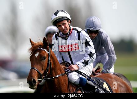 Bojink wurde von Jockey William Buick geritten, nachdem er am ersten Tag des Craven Meetings bet365 auf der Newmarket Racecourse in Newmarket an den Einsätzen der britischen EBF Maiden-Stutfohlen bet365 teilnimmt. Bilddatum: Dienstag, 12. April 2022. Stockfoto