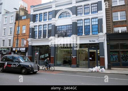 Außenansicht des Stylus-Gebäudes in der Old Street, Fahrradfahrer auf dem Fahrrad und schwarzes Taxi fahren in London vorbei EC1 KATHY DEWITT Stockfoto