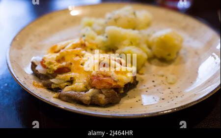 Französisches Fleisch mit gekochten Kartoffeln auf dem Teller serviert Stockfoto