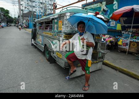 Manila, Philippinen - 2022. März: Ein Jeepney, der am 28. März 2022 auf einer Straße in Manila geparkt ist. Der Jeepney ist der städtische Verkehr in Manila, Philippinen. Stockfoto