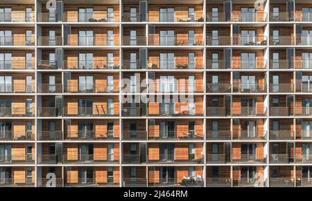 Vollformat-Architektur des Äußeren eines modernen Wohnblocks im skandinavischen Stil mit Fenstern und Balkonen für das Leben in der Stadt Stockfoto