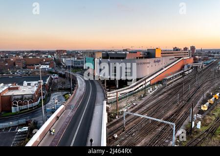 DONCASTER, GROSSBRITANNIEN - 13. JANUAR 2022. Luftaufnahme des Einkaufs- und Einzelhandelszentrums Frenchgate im Stadtzentrum von Doncaster mit Straßen- und Eisenbahnverbindungen Stockfoto