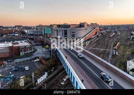 DONCASTER, GROSSBRITANNIEN - 13. JANUAR 2022. Luftaufnahme des Einkaufs- und Einzelhandelszentrums Frenchgate im Stadtzentrum von Doncaster mit Straßen- und Eisenbahnverbindungen Stockfoto