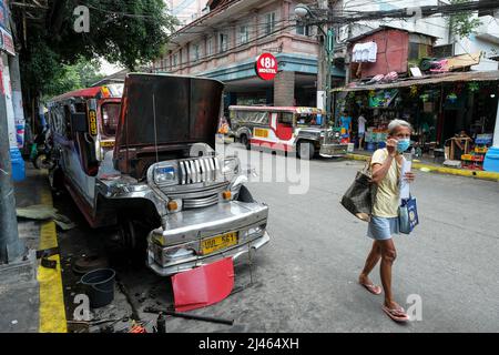 Manila, Philippinen - 2022. März: Jeepneys parkten am 28. März 2022 auf einer Straße in Manila. Der Jeepney ist der städtische Verkehr in Manila, Philippinen. Stockfoto