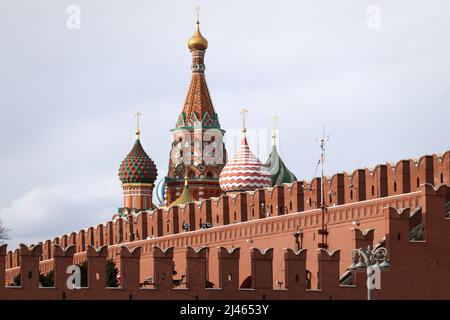 Fürbitskathedrale auf dem Roten Platz in Moskau Blick hinter der Kremlmauer am bewölkten Tag Stockfoto
