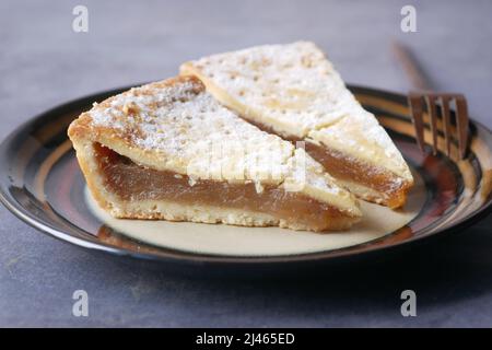 Scheibe Apfelkuchen auf einem Teller auf schwarzem Hintergrund Stockfoto