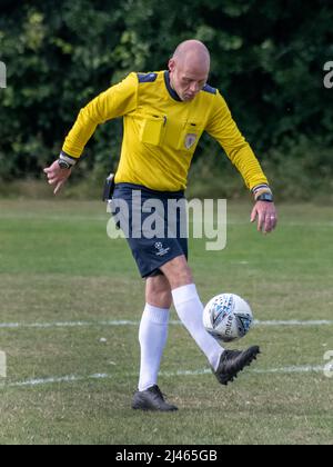 Musselburgh, Schottland, 5.. September 2021 Ein Schiedsrichter, der in der Halbzeit seine Fußballfähigkeiten unter Beweis stellt. Stockfoto