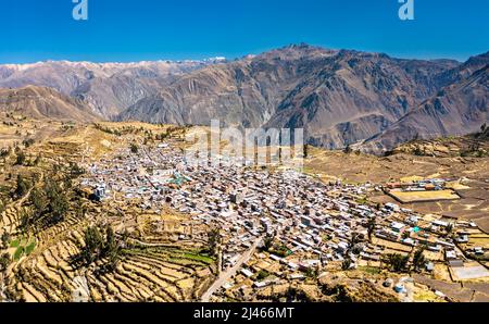 Luftaufnahme der Stadt Cabanaconde am Colca Canyon in Peru Stockfoto