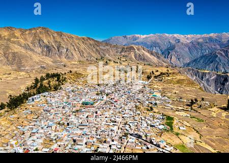 Luftaufnahme der Stadt Cabanaconde am Colca Canyon in Peru Stockfoto