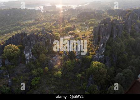 (220412) -- KUNMING, 12. April 2022 (Xinhua) -- Luftfoto vom 10. April 2022 zeigt die Karstlandschaft im autonomen Bezirk Shilin Yi, südwestlich der Provinz Yunnan in China. (Xinhua/Wang Guansen) Stockfoto