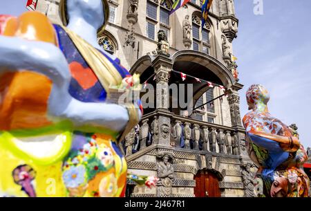 Sint-Janskerk, Gouda, Niederlande. 12. April 2022. 2022-04-12 15:37:33 GOUDA - König Willem-Alexander auf den Stufen des Rathauses nach der Eröffnung der Ausstellung "Erleben Sie das Wunder von Gouda" als Beginn der Feier von 750 Jahren Stadtrechte für Gouda. Quelle: ANP/Alamy Live News Stockfoto