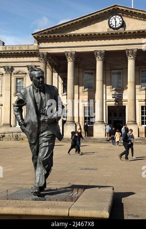 Statue des Abgeordneten der britischen Labour Party und des Premierministers Harold Wilson, Baron Wilson aus Rievaulx, vor dem Bahnhof Huddersfield, Großbritannien. Stockfoto