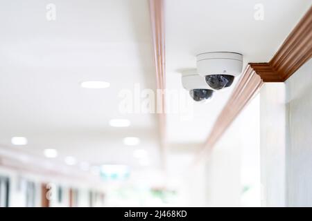 Im Krankenhausgebäude ist eine CCTV-Kamera an der Decke und Wand installiert, um die Überwachung und Steuerung des Sicherheitssystems in diesem Bereich zu gewährleisten. Stockfoto