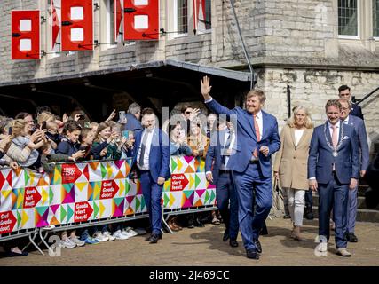 Sint-Janskerk, Gouda, Niederlande. 12. April 2022. 2022-04-12 15:39:03 GOUDA - König Willem-Alexander geht über den Markt vom Sint-Janskerk zum Rathaus nach der Eröffnung der Ausstellung "Erleben Sie das Wunder von Gouda" als Beginn der Feier von 750 Jahren Stadtrechte für Gouda. Quelle: ANP/Alamy Live News Stockfoto