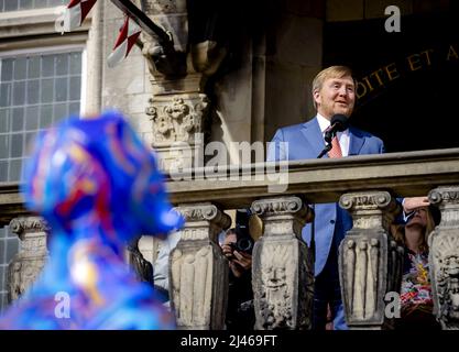 Sint-Janskerk, Gouda, Niederlande. 12. April 2022. 2022-04-12 15:36:50 GOUDA - König Willem-Alexander geht über den Markt vom Sint-Janskerk zum Rathaus nach der Eröffnung der Ausstellung "Erleben Sie das Wunder von Gouda" als Beginn der Feier von 750 Jahren Stadtrechte für Gouda. Quelle: ANP/Alamy Live News Stockfoto