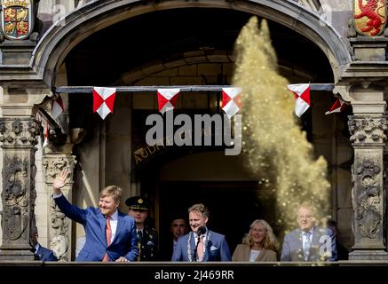 Sint-Janskerk, Gouda, Niederlande. 12. April 2022. 2022-04-12 15:35:12 GOUDA - König Willem-Alexander geht über den Markt vom Sint-Janskerk zum Rathaus nach der Eröffnung der Ausstellung "Erleben Sie das Wunder von Gouda" als Beginn der Feier von 750 Jahren Stadtrechte für Gouda. Quelle: ANP/Alamy Live News Stockfoto