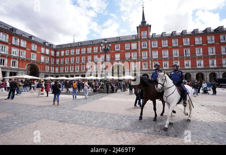 Polizeipräsenz auf der Plaza Mayor vor dem UEFA Champions League Viertelfinale, dem zweiten Beinspiel im Santiago Bernabeu Stadium, Madrid. Bilddatum: Dienstag, 12. April 2022. Stockfoto