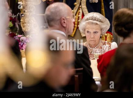 2022-04-05 20:36:33 AMSTERDAM - Prinzessin Beatrix während des Staatsbanketts in der Bürgerhalle des Königlichen Palastes, am ersten Tag des Staatsbesuchs. Der Besuch zielt darauf ab, die Zusammenarbeit zwischen den beiden Ländern weiter auszubauen. ANP SEM VAN DER WAL niederlande Out - belgien Out Stockfoto