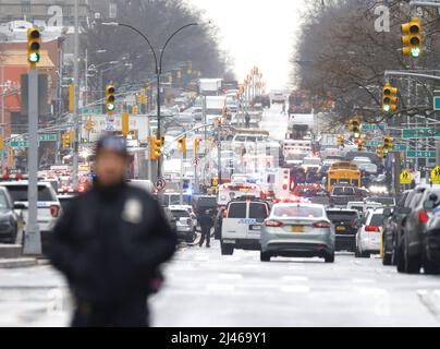 New York, Usa. 12. April 2022. Eine große Präsenz von Polizisten der NYPD und Feuerwehrleuten der FDNY-Polizei umgibt einen U-Bahn-Eingang in der Nähe, in der mindestens zehn Personen nach einer Schießerei in einer U-Bahn-Station auf der 4. Avenue im Sunset Park von Brooklyn am Dienstag, dem 12. April, 2022 in New York City. Mindestens zehn Menschen wurden in einer U-Bahnstation in Brooklyn von einem Mann in einer Gasmaske und einer orangefarbenen Weste angeschossen und Dutzend verletzt. Foto von John Angelillo/UPI Credit: UPI/Alamy Live News Stockfoto