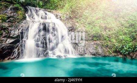 Tropischer Wasserfall im Wald, Ton Chong Fa in khao lak Phangnga im Süden Thailands, Touristenattraktionen thailands und Kaolak. Stockfoto