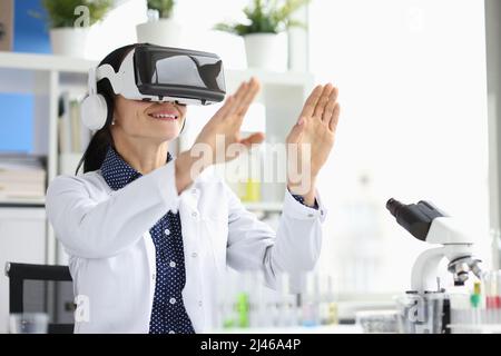Arzt trägt virtuelle Brille in der virtuellen Realität im Labor Stockfoto