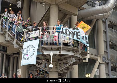 Extinction Rebellion Protest auf den Stufen des Lloyds-Gebäudes in der City of London, um das Bewusstsein für den Klimawandel zu schärfen. London - 12.. April 2022 Stockfoto