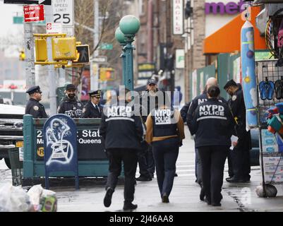 New York, Usa. 12. April 2022. Eine große Präsenz von Polizisten der NYPD und Feuerwehrleuten der FDNY-Polizei umgibt einen U-Bahn-Eingang in der Nähe, in der mindestens zehn Personen nach einer Schießerei in einer U-Bahn-Station auf der 4. Avenue im Sunset Park von Brooklyn am Dienstag, dem 12. April, 2022 in New York City. Mindestens zehn Menschen wurden in einer U-Bahnstation in Brooklyn von einem Mann in einer Gasmaske und einer orangefarbenen Weste angeschossen und Dutzend verletzt. Foto von John Angelillo/UPI Credit: UPI/Alamy Live News Stockfoto